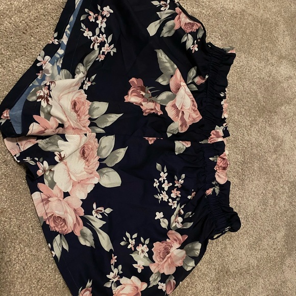 flowy floral shorts - Picture 2 of 2